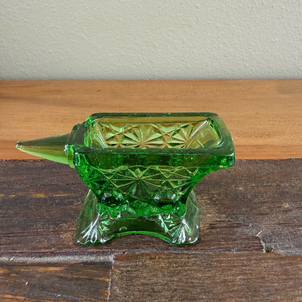 Vintage Button & Daisy Green Glads Anvil Toothpick/Match Holder